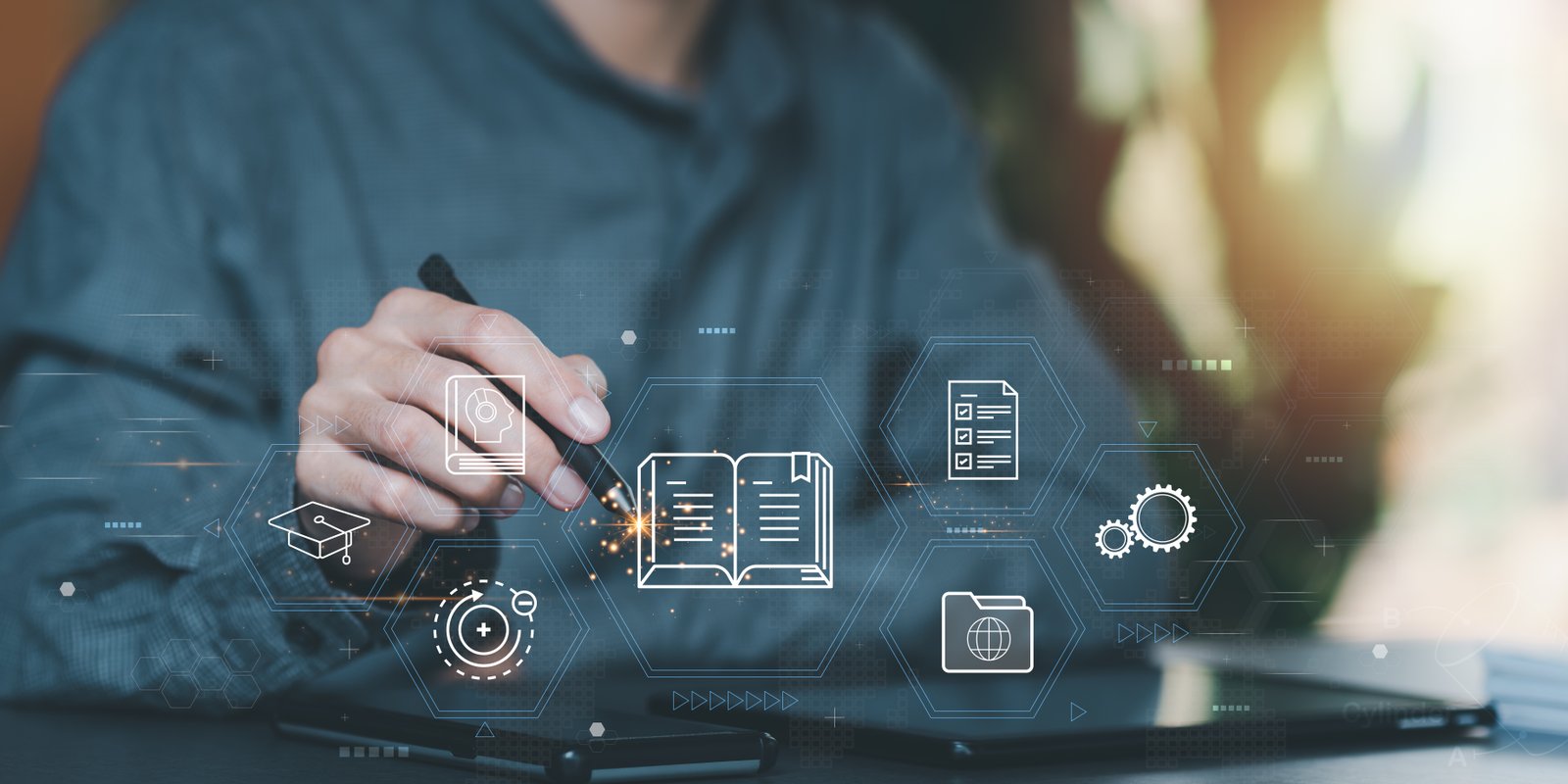 يد تكتب على جهاز لوحي مع أيقونات معرفة رقمية