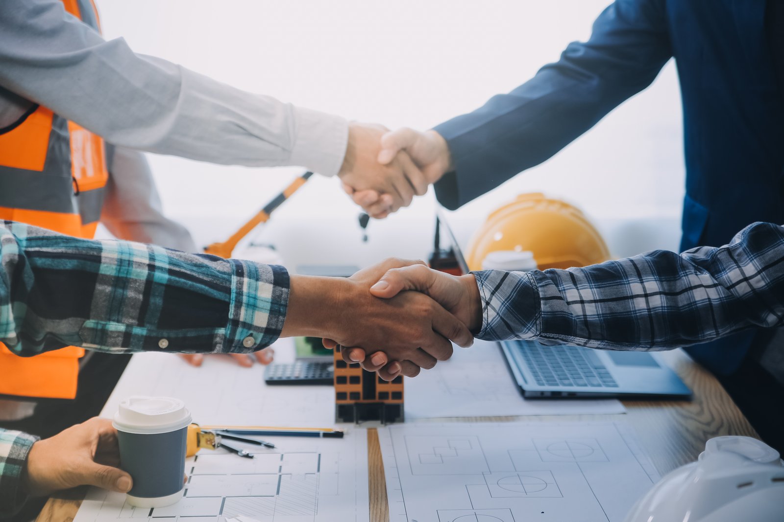 صورة تعبر عن المقاولات والاستثمار والشراكات في المشاريع